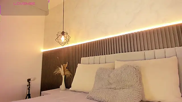 Snapshot of SHANONCLARK chatting on 10.06.25 SHANONCLARK online show from 10.06.25