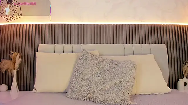 Snapshot of SHANONCLARK chatting on 10.12.25 SHANONCLARK online show from 10.12.25