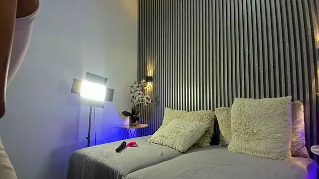 Snapshot of SHANONCLARK chatting on 10.17.25 SHANONCLARK online show from 10.17.25