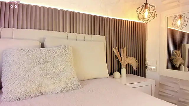 Snapshot of SHANONCLARK chatting on 10.30.25 SHANONCLARK online show from 10.30.25