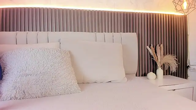 Snapshot of SHANONCLARK chatting on 11.01.25 SHANONCLARK online show from 11.01.25