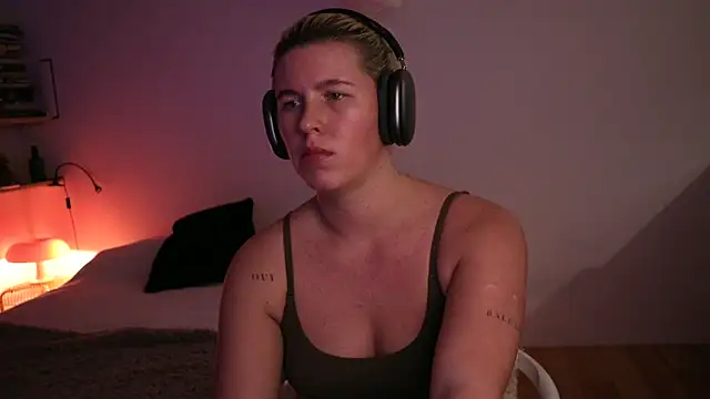 moonamii online show from 02.18.25