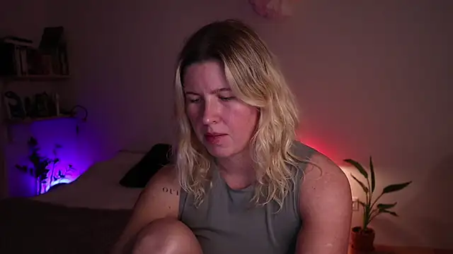 moonamii online show from 10.14.25