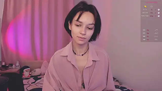 VivianLy  online show from 12.04.25