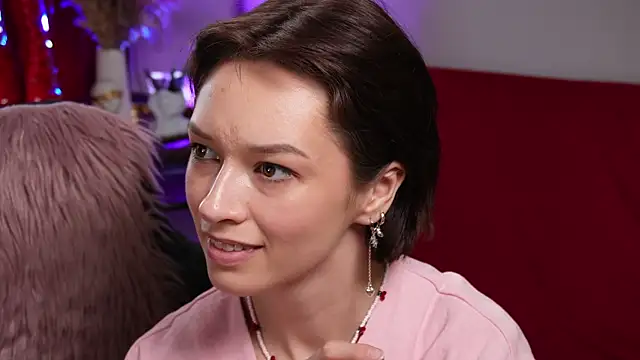 VivianLy  online show from 04.05.26