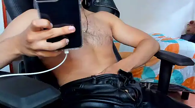 Snapshot of Tommy_Bred chatting on 03.11.25 Tommy Bred online show from 03.11.25
