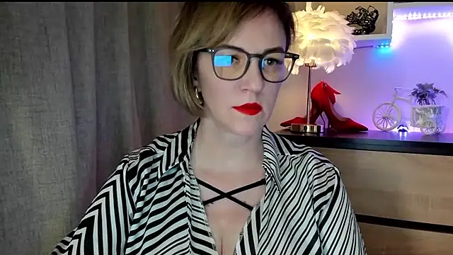 Snapshot of feliziaDesire chatting on 10.12.25 feliziaDesire online show from 10.12.25