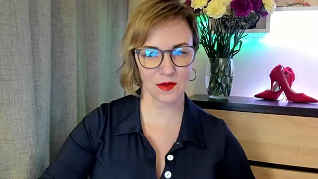 Snapshot of feliziaDesire chatting on 10.15.25 feliziaDesire online show from 10.15.25