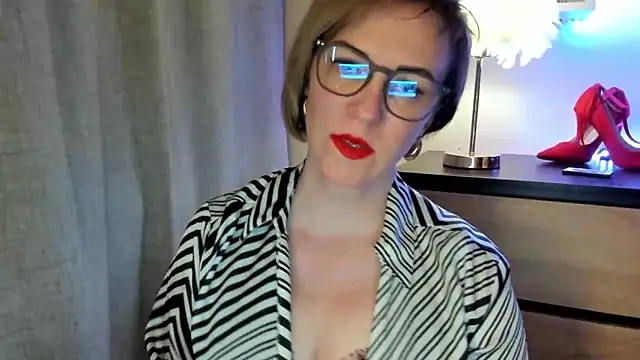 Snapshot of feliziaDesire chatting on 10.19.25 feliziaDesire online show from 10.19.25