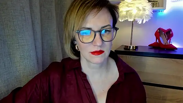 Snapshot of feliziaDesire chatting on 10.21.25 feliziaDesire online show from 10.21.25