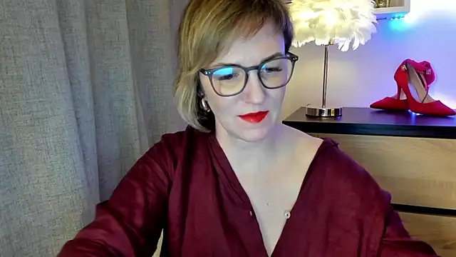 Snapshot of feliziaDesire chatting on 10.22.25 feliziaDesire online show from 10.22.25