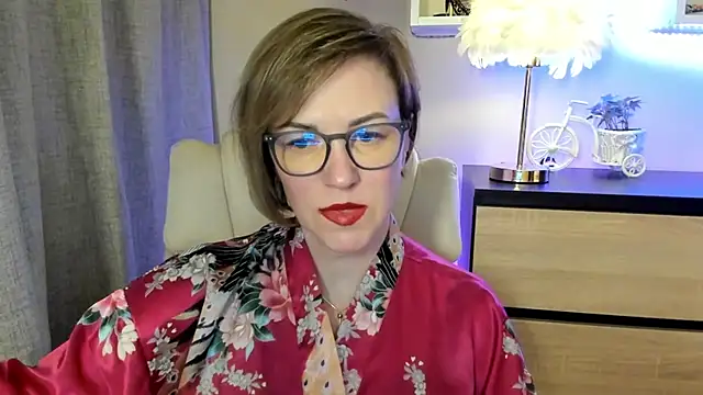 Snapshot of feliziaDesire chatting on 10.27.25 feliziaDesire online show from 10.27.25