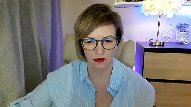 Snapshot of feliziaDesire chatting on 10.28.25 feliziaDesire online show from 10.28.25