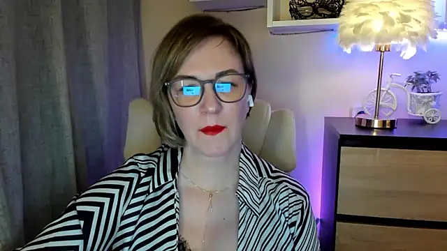 Snapshot of feliziaDesire chatting on 10.30.25 feliziaDesire online show from 10.30.25