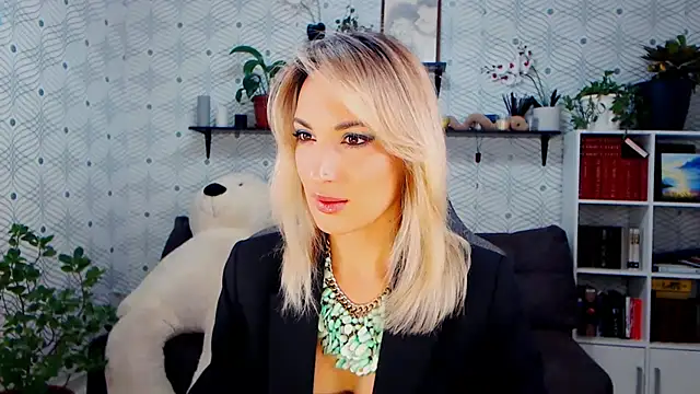 MillaXQueen online show from 11.18.25