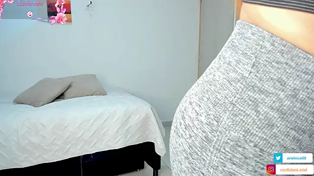 Snapshot of ariel35 chatting on 09.19.25 ariel35 online show from 09.19.25