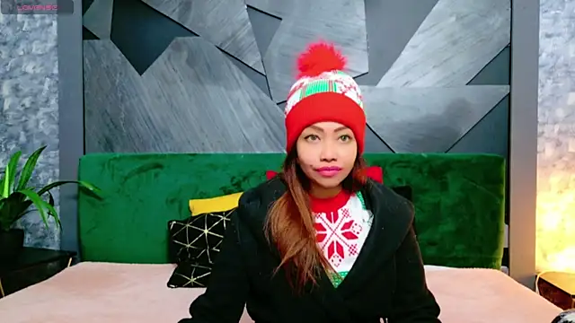 Snapshot of ElyaQuinn chatting on 12.22.24 ElyaQuinn online show from 12.22.24