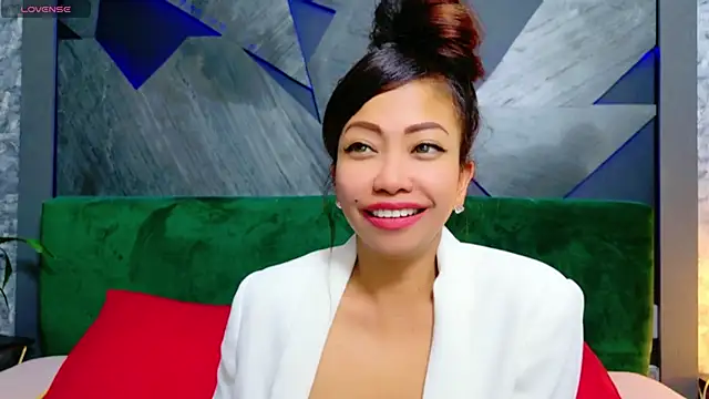 Snapshot of ElyaQuinn chatting on 12.30.24 ElyaQuinn online show from 12.30.24