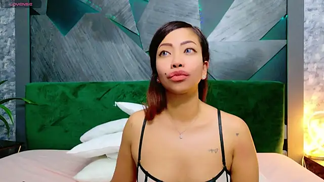 Snapshot of ElyaQuinn chatting on 01.19.25 ElyaQuinn online show from 01.19.25