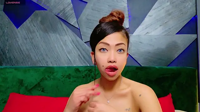 Snapshot of ElyaQuinn chatting on 01.25.25 ElyaQuinn online show from 01.25.25