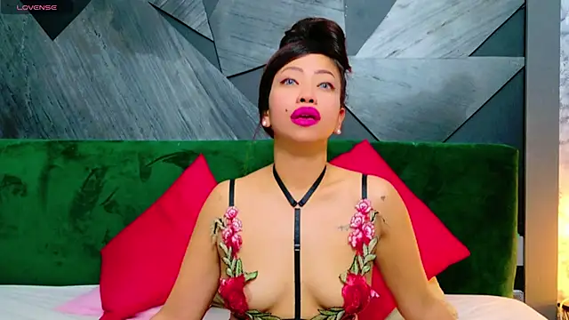 Snapshot of ElyaQuinn chatting on 02.21.25 ElyaQuinn online show from 02.21.25