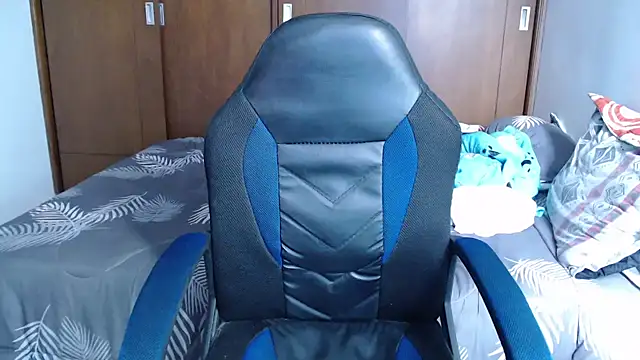 Snapshot of aresholland chatting on 12.10.24 aresholland online show from 12.10.24