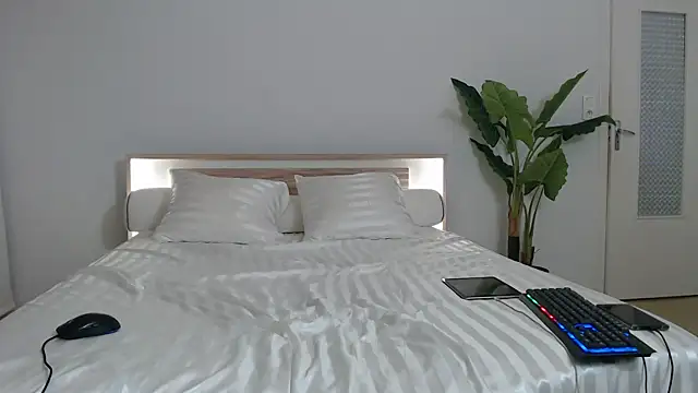 Crystal-dreamt online show from 03.11.25