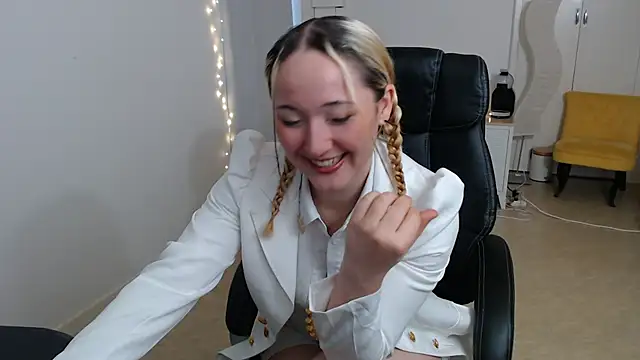 Crystal-dreamt online show from 10.04.25