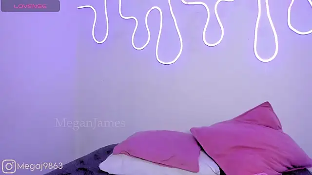Snapshot of meganjames1 chatting on 02.15.25 meganjames1 online show from 02.15.25