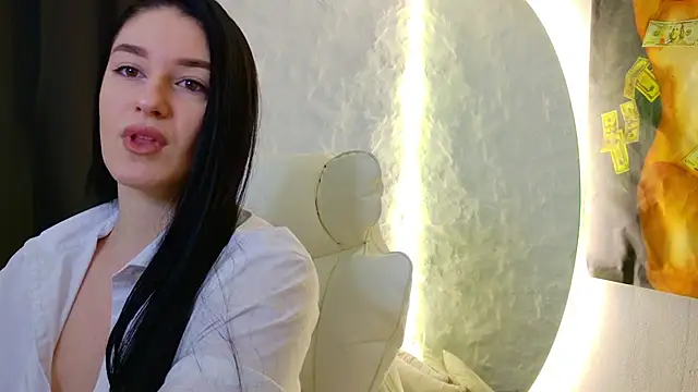 Snapshot of moniqque chatting on 10.20.25 moniqque online show from 10.20.25