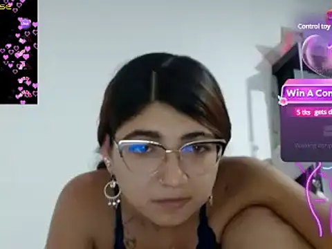 Snapshot of esteni chatting on 12.14.24 esteni online show from 12.14.24