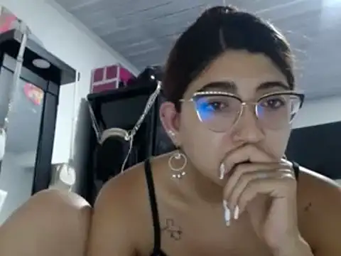 Snapshot of esteni chatting on 12.16.24 esteni online show from 12.16.24