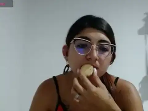Snapshot of esteni chatting on 02.22.25 esteni online show from 02.22.25