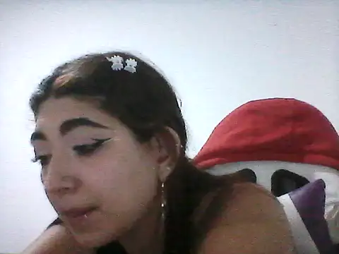 Snapshot of esteni chatting on 09.13.25 esteni online show from 09.13.25