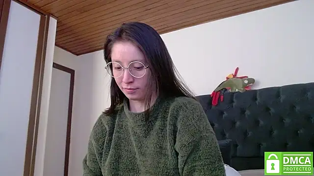 Snapshot of Sophi_Cute chatting on 12.11.24 Sophi Cute online show from 12.11.24