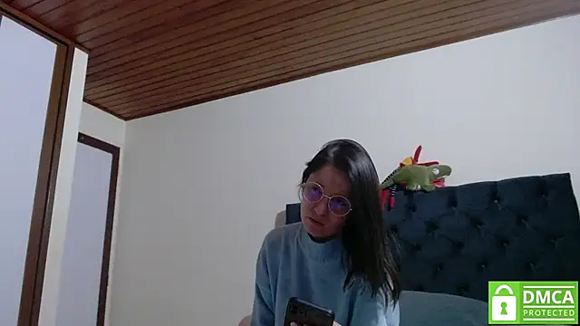 Snapshot of Sophi_Cute chatting on 12.13.24 Sophi Cute online show from 12.13.24