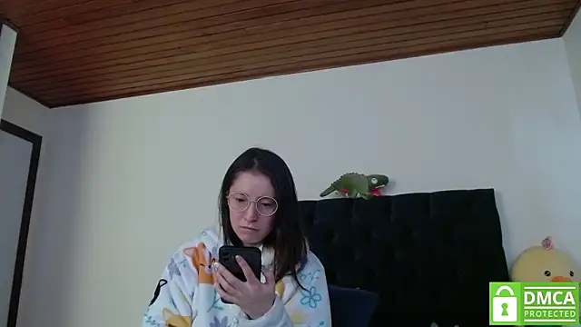 Snapshot of Sophi_Cute chatting on 12.15.24 Sophi Cute online show from 12.15.24