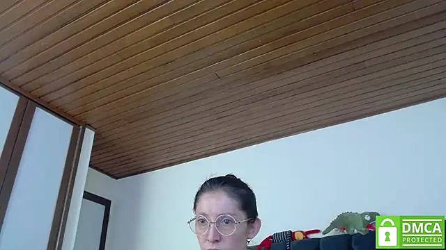 Snapshot of Sophi_Cute chatting on 12.16.24 Sophi Cute online show from 12.16.24