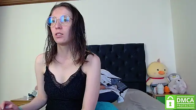 Snapshot of Sophi_Cute chatting on 12.18.24 Sophi Cute online show from 12.18.24