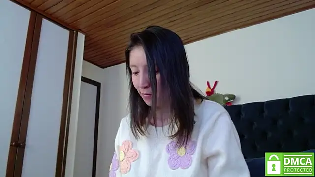 Snapshot of Sophi_Cute chatting on 12.19.24 Sophi Cute online show from 12.19.24
