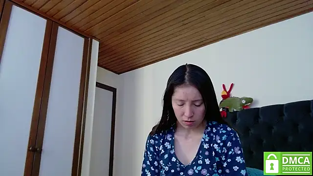Snapshot of Sophi_Cute chatting on 12.20.24 Sophi Cute online show from 12.20.24