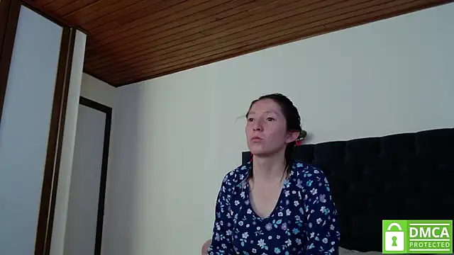 Snapshot of Sophi_Cute chatting on 12.20.24 Sophi Cute online show from 12.20.24