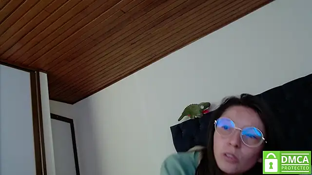 Snapshot of Sophi_Cute chatting on 12.22.24 Sophi Cute online show from 12.22.24