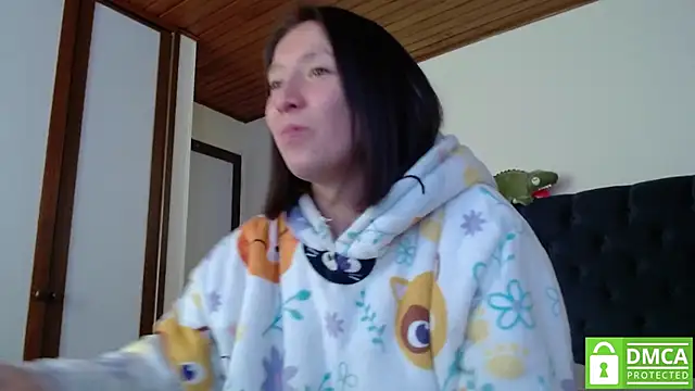 Snapshot of Sophi_Cute chatting on 12.28.24 Sophi Cute online show from 12.28.24