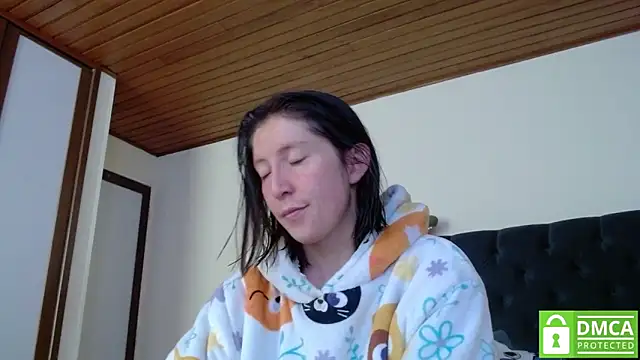 Snapshot of Sophi_Cute chatting on 12.28.24 Sophi Cute online show from 12.28.24