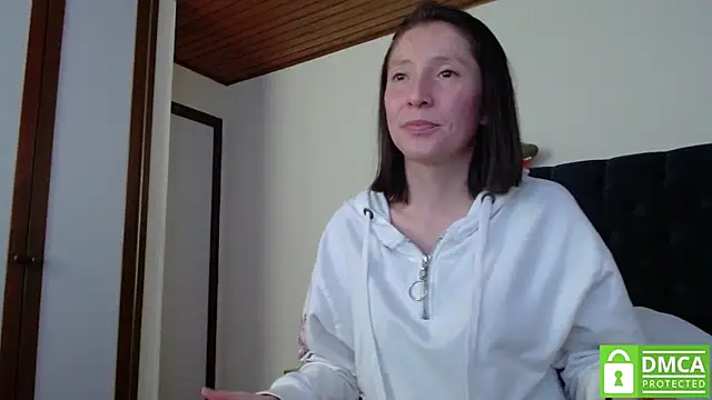Snapshot of Sophi_Cute chatting on 12.29.24 Sophi Cute online show from 12.29.24