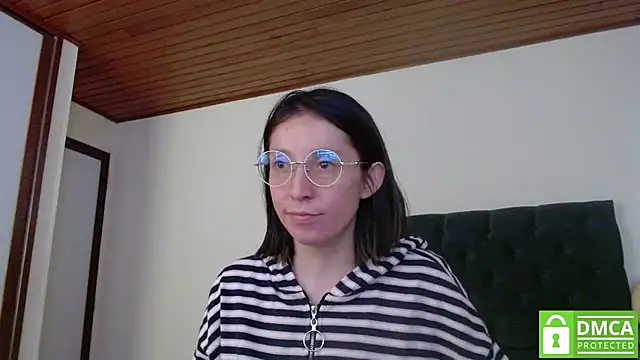 Snapshot of Sophi_Cute chatting on 12.30.24 Sophi Cute online show from 12.30.24