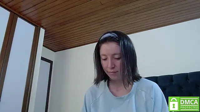 Snapshot of Sophi_Cute chatting on 01.03.25 Sophi Cute online show from 01.03.25