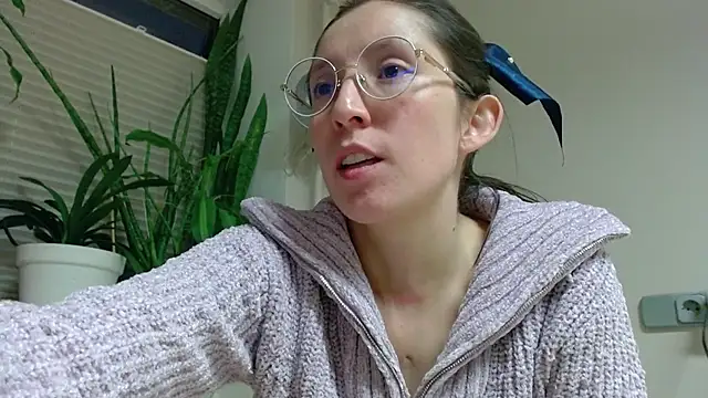 Snapshot of Sophi_Cute chatting on 02.08.25 Sophi Cute online show from 02.08.25