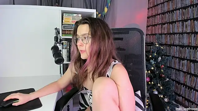 Snapshot of icefroqq chatting on 01.17.25 icefroqq online show from 01.17.25